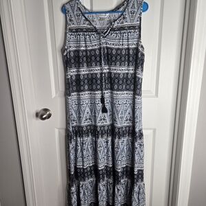 Sleeveless Black and White Patterned Maxi Dress